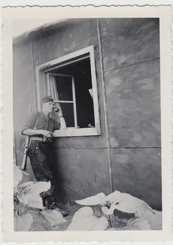 (F27909) Orig. Foto Soldat m. Telefon in der Stellung in Dieskau 1940