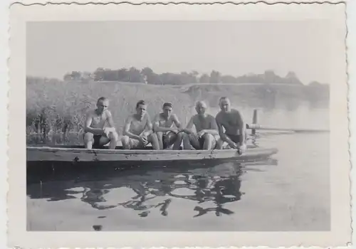(F27908) Orig. Foto Männer in einem Ruderboot bei Dieskau 1940