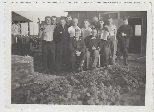 (F27906) Orig. Foto Soldaten in Feierlaune in der Stellung in Dieskau 1940