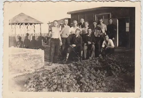 (F27905) Orig. Foto Soldaten in Feierlaune in der Stellung in Dieskau 1940