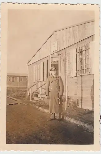 (F27894) Orig. Foto Soldat vor Baracke der Ln-Schule 5, II. Ausb. Abt. 1940er