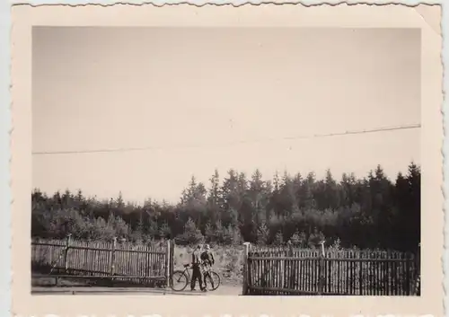 (F27893) Orig. Foto deutsche Soldaten m. Fahrrad am Gartenzaun 1940er