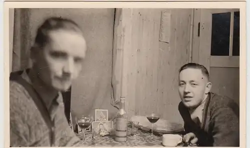 (F27890) Orig. Foto Männer bei einem Glas Schnaps in einer Baracke 1943