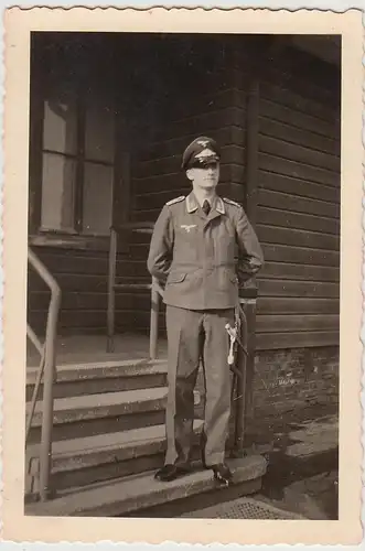 (F27889) Orig. Foto deutscher Soldat Luftwaffe vor Baracke 1941/42