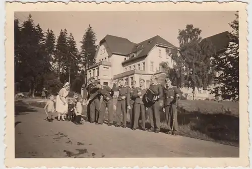 (F27884) Foto Schierke, Soldaten u. Kinder vor Hotel >Fürst zu Stolberg< 1940er