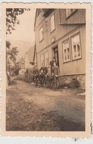 (F27883) Orig. Foto Altenbrak, deutsche Soldaten m. Fahrrad am Haus Erika 1940er