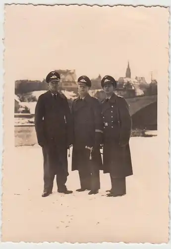 (F27882) Orig. Foto deutsche Soldaten im Freien (Halle a.S.?) Winter 1942