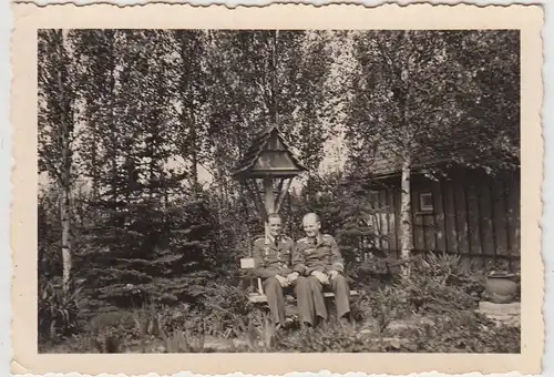 (F27881) Orig. Foto deutsche Soldaten sitzen auf Bank am Vogelhäuschen 1942