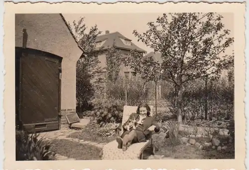 (F27880) Orig. Foto junge Frau mit Hund im Liegestuhl, Halle a.S., 1942