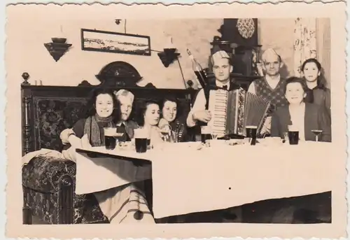 (F27878) Orig. Foto Personen feiern Silvester zu Hause in Halle a.S. 1941/42