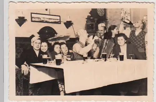 (F27877) Orig. Foto Personen feiern Silvester zu Hause in Halle a.S. 1941/42