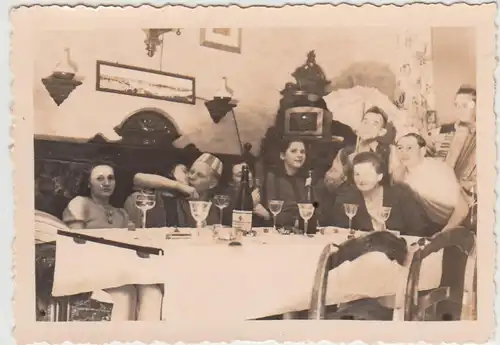 (F27876) Orig. Foto Personen feiern Silvester zu Hause in Halle a.S. 1941/42