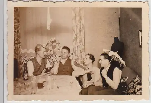 (F27875) Orig. Foto Personen feiern Silvester zu Hause in Halle a.S. 1941/42