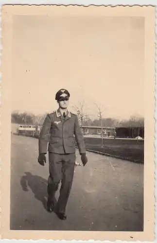 (F27871) Orig. Foto deutscher Soldat Luftwaffe im Barackenkomplex 1941/42