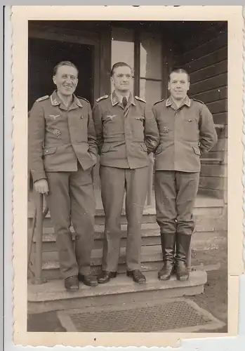 (F27869) Orig. Foto deutsche Soldaten vor einer Baracke in Halle a.S. 1942