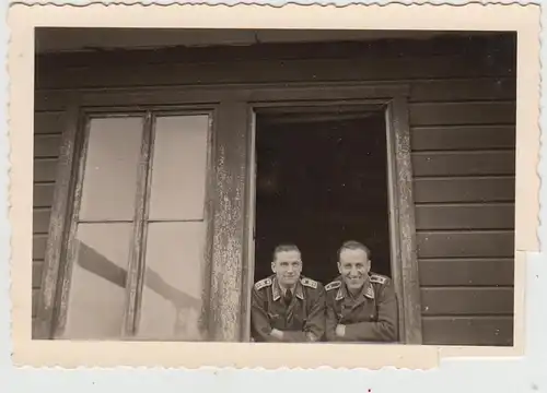(F27868) Orig. Foto deutsche Soldaten schauen aus Baracke in Halle a.S. 1942