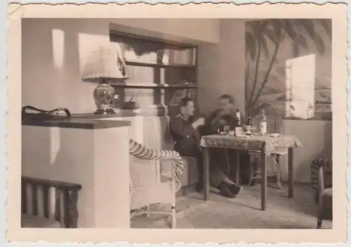 (F27867) Orig. Foto deutsche Soldaten in einer Wohnstube 1942