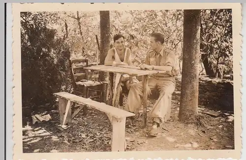 (F27851) Orig. Foto deutsche Soldaten a. Sitzgruppe im Wald in Süditalien 1938