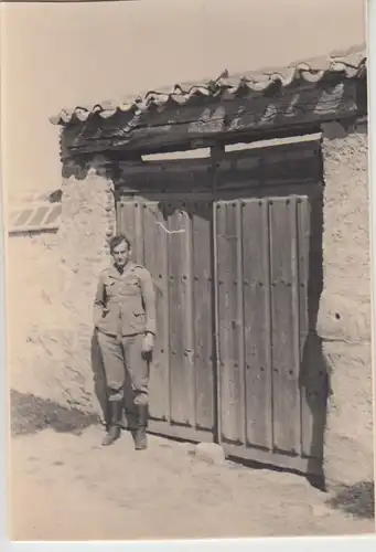 (F27841) Orig. Foto deutscher Soldat vor einem Tor in Italien 1938