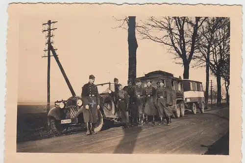 (F27818) Orig. Foto deutsche Soldaten vor Fahrzeugen auf Straße 1938