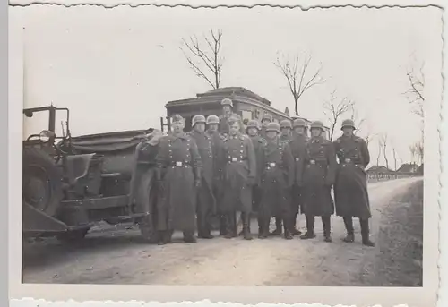 (F27817) Orig. Foto deutsche Soldaten vor Fahrzeugen auf Straße 1938