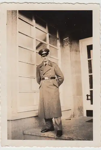 (F27811) Orig. Foto deutscher Soldat Luftwaffe an einem Gebäude 1930er
