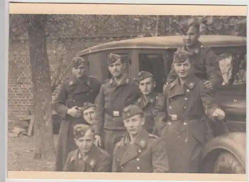 (F27808) Orig. Foto deutsche Soldaten, Gruppenbild an einem Pkw 1930er