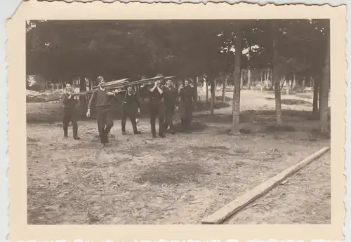 (F27783) Org. Foto Männer schleppen Bretter, Aufbau Militärlager Ostfront 1940er