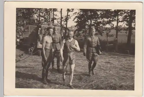 (F27780) Orig. Foto Ostfront 1940er, deutsche Soldaten im Waldlager