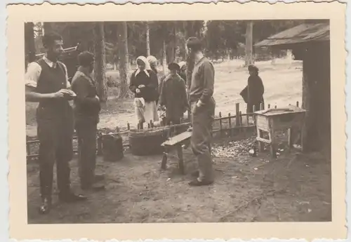 (F27779) Foto Ostfront 1940er, deutsche Soldaten u. Einheimische im Waldlager
