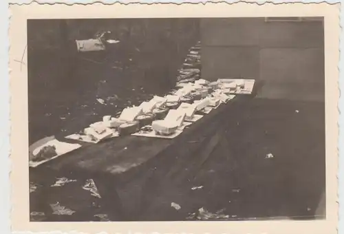 (F27775) Orig. Foto 2.WK, Essensrationen auf einem Tisch 1940er