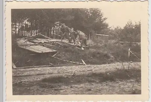 (F27774) Orig. Foto Männer an einer zusammengefallenen Hütte 1940er