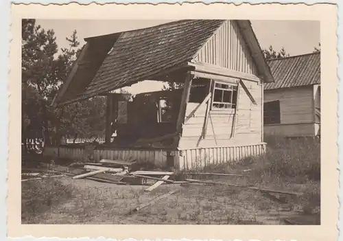 (F27773) Orig. Foto teilweise zerstörte Holzhütte 1940er