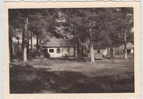(F27772) Orig. Foto 2.WK, Kettenfahrzeuge u. Hütten im Wald 1940er