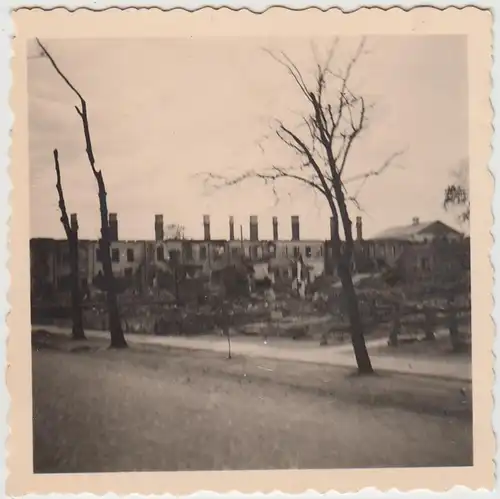 (F27766) Orig. Foto Ostfront 1940er, abgebrannte Gebäude