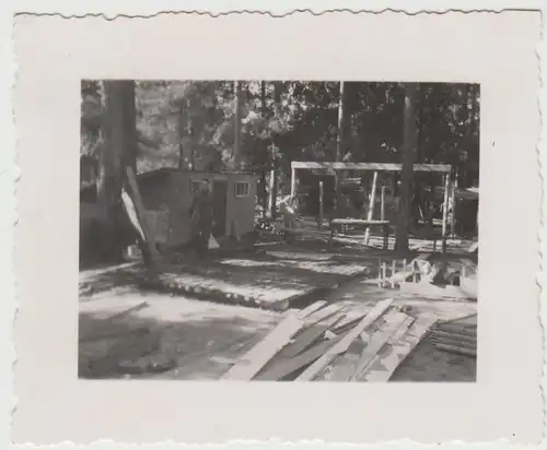 (F27765) Orig. Foto deutsche Soldaten bauen Hütten im Wald 1940er