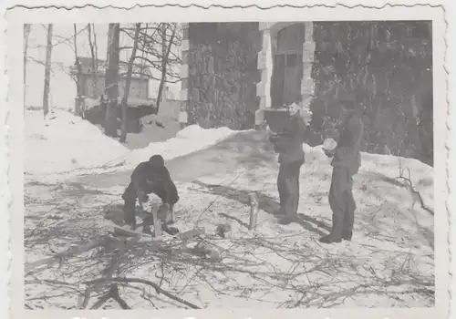 (F27747) Orig. Foto Ostfront 1940er, deutsche Soldaten errichten Feuerstelle