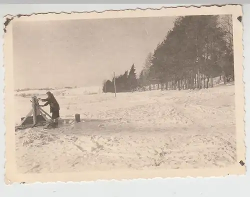 (F27745) Orig. Foto Ostfront 1940er, verschneite Landschaft, Frau am Brunnen