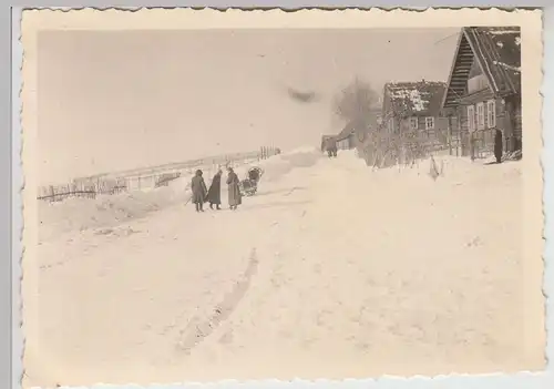 (F27744) Orig. Foto Ostfront 1940er, vom Schnee befreite Straße