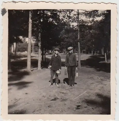 (F27734) Orig. Foto Ostfront 1940er, russische Kinder mit Essgeschirr im Wald