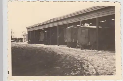 (F27713) Orig. Foto Militär-Lkws in einer Garage 1940er