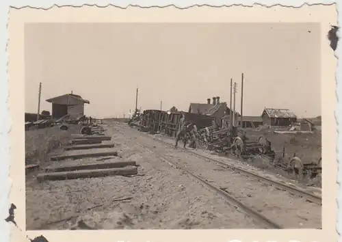 (F27710) Orig. Foto Ostfront 1940er, zerstörter Eisenbahnzug