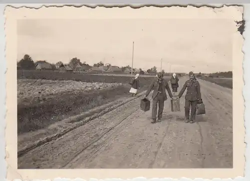 (F27708) Orig. Foto deutsche Soldaten auf einer Straße, Ostfront 1940er