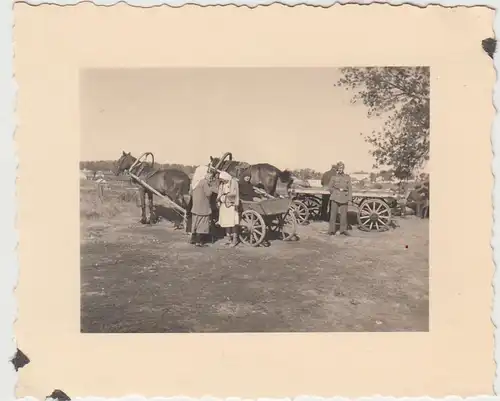 (F27707) Foto deutsche Soldaten u. russische Bauern am Pferdefuhrwerk 1940er