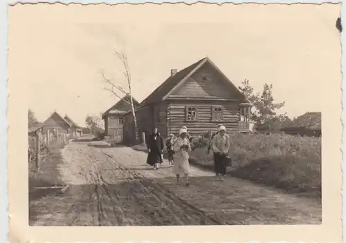 (F27703) Orig. Foto Straße mit Blockhütten, vermutl. Ostfront 1930/40er