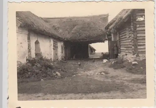 (F27702) Orig. Foto Bauernhof Blockhütte, vermutl. Ostfront 1930/40er