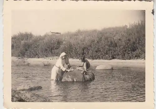 (F27701) Orig. Foto Personen am Felsstein im Wasser 1930/40er