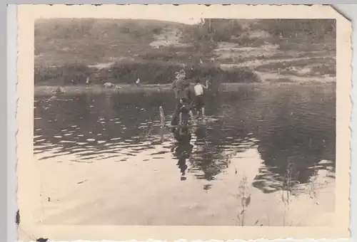 (F27700) Orig. Foto Soldaten und Jungs stehen im Teich 1930/40er