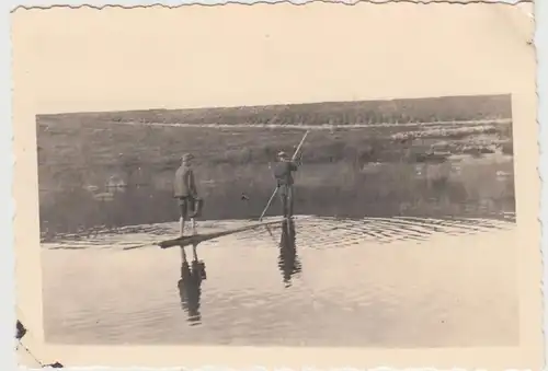 (F27699) Orig. Foto Männer stehen im Teich 1930/40er