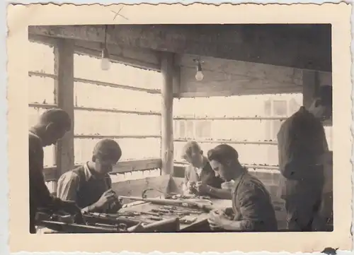 (F27696) Orig. Foto Männer putzen Gewehre in Holzhütte 1930/40er